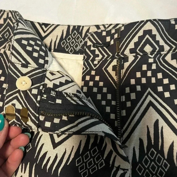 J Crew Shorts Black Beige Aztec Pattern NWT Women’s Size 4 Low Rise Cotton - Picture 3 of 10